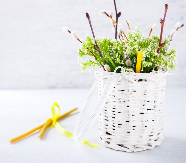 Primavera mazzo di fiori freschi. La festa di Pasqua, salice