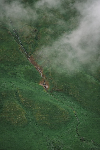 Primavera nelle montagne nebbiose e innevate