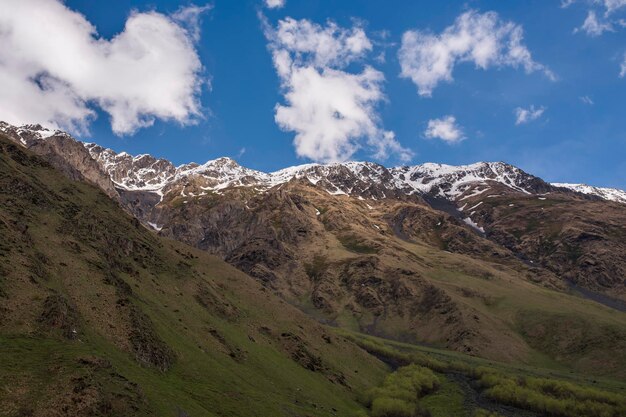 Primavera nelle montagne nebbiose e innevate