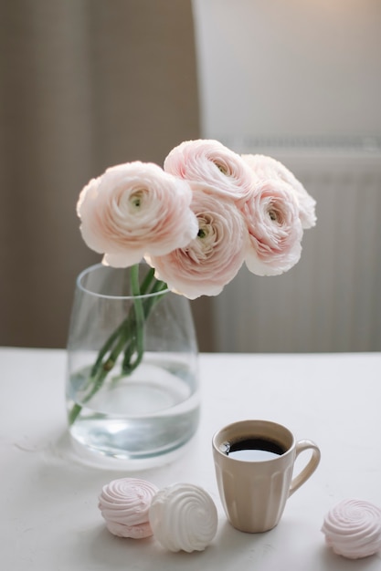 Primavera romantica natura morta con fiori, tazza di caffè e marshmallow