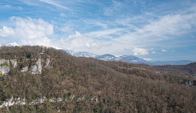 Primavera soleggiata panoramica montagna vista dal ponte Sky Park Sochi Russia