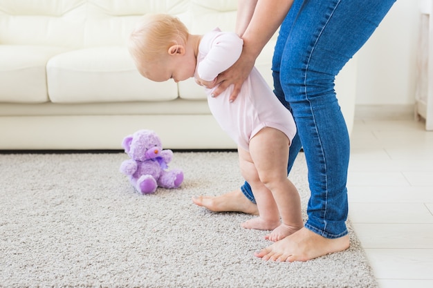 Primi passi del bambino con la madre