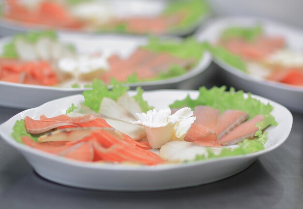 Primi piatti con filetto di pesce sul tavolo della cucina nella ris