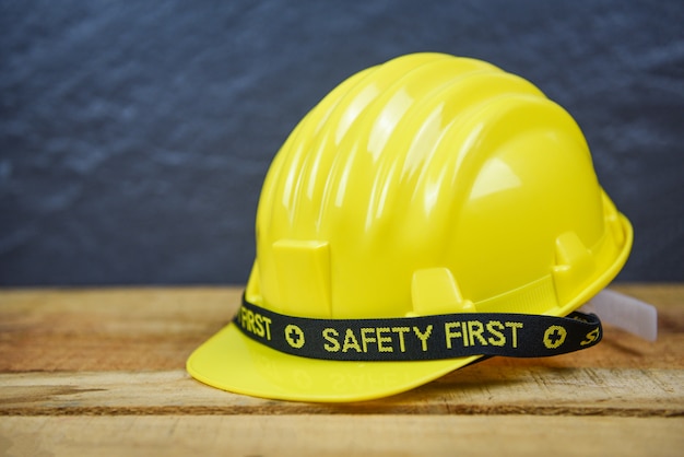 Primo casco di sicurezza duro giallo usura di sicurezza cappello casco Ingegnere lavoratore casco su legno