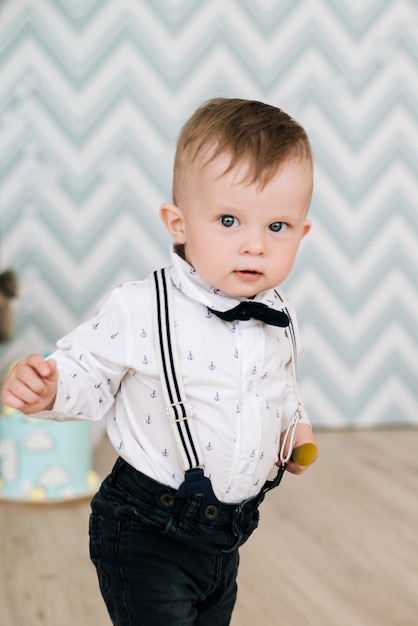 Primo compleanno del bambino. Il bambino sorridente sveglio ha 1 anno. Il concetto di una festa per bambini con palloncini