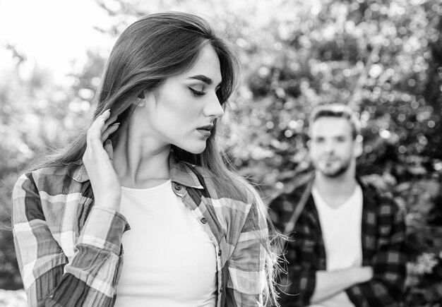 Primo incontro donna a fuoco selettivo con uomo nel parco weekend in famiglia appuntamento romantico giorno di san valentino campeggio estivo nella foresta primo incontro di coppia all'aperto Relazione coppia innamorata