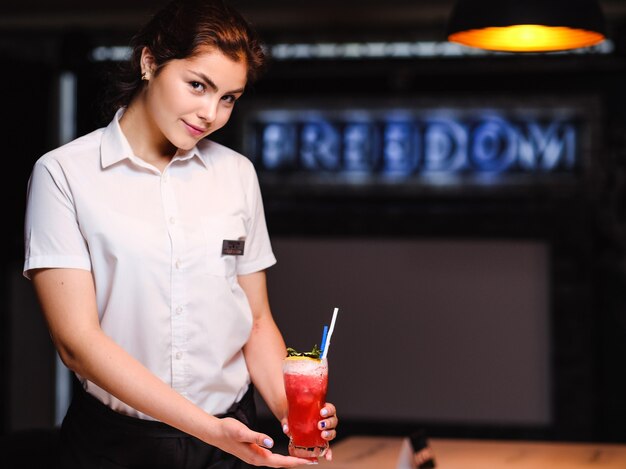 Primo lavoro da studente. Lavoro part time come barista o cameriera. Ragazza che serve drink al pub