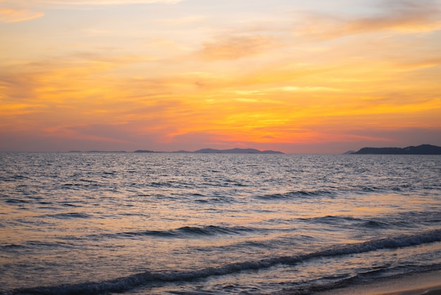 Primo mattino bellissimo paesaggio marino.