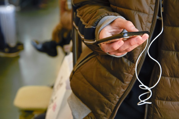 Primo piano a portata di mano che tiene il telefono cellulare