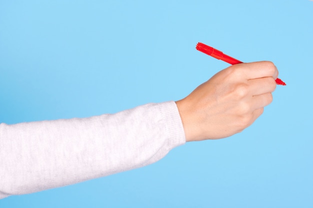 Primo piano a portata di mano con pennarello rosso isolato