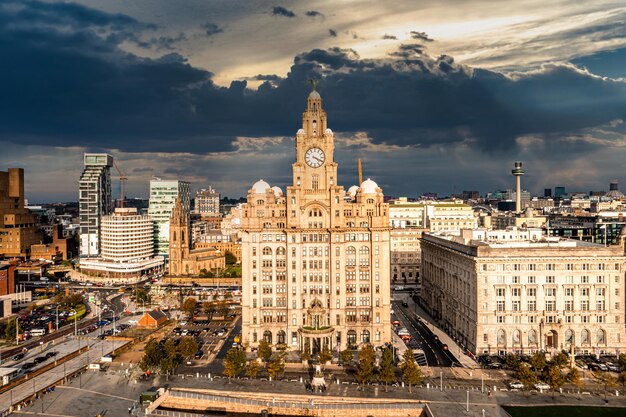 Primo piano aereo della torre dell'edificio del fegato reale a Liverpool