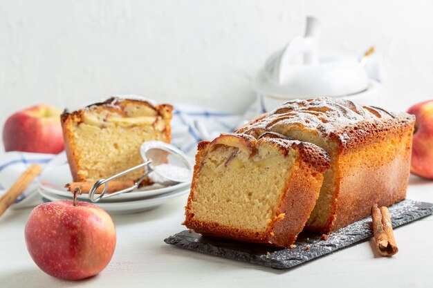 Primo piano affettato della torta di mele