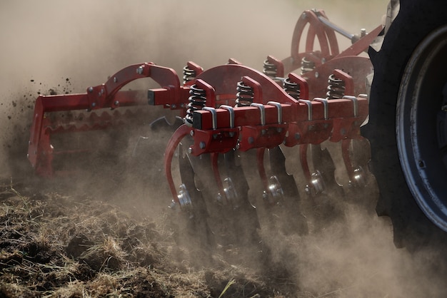 Primo piano agricolo dell&#39;aratro sulla terra, macchinario agricolo.