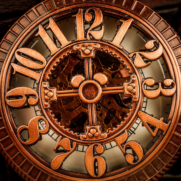 Primo piano antico del quadrante dell'orologio. Orologio da tasca vintage.