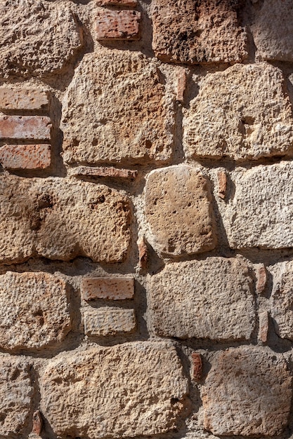 Primo piano antico di vecchi blocchi di diverse dimensioni e malte Foto orizzontale