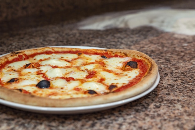 Primo piano appena sfornato della pizza Margherita