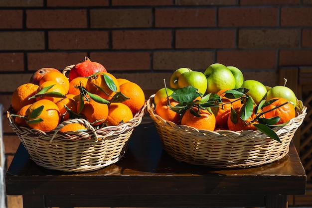 Primo piano arance e mele fresche in un cestino