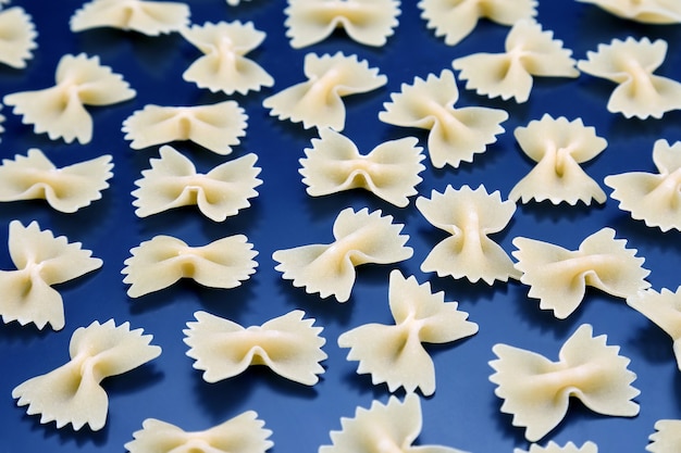 Primo piano asciutto crudo della pasta dei vermicelli Cibo crudo. Ingredienti per cucinare