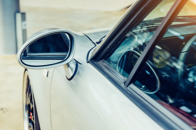 Primo piano auto retrò parte. Esibizione di trasporto in stile bellissimo