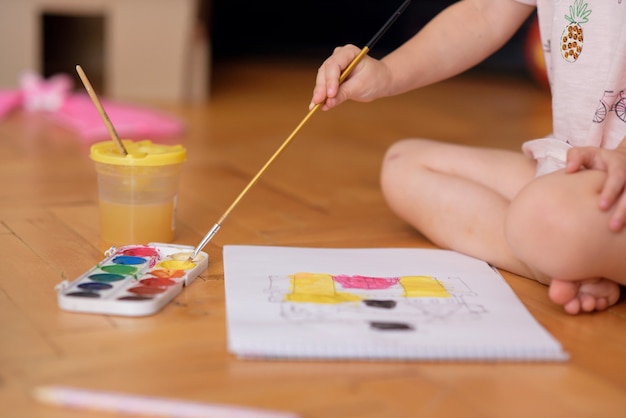 Primo piano Bambina che dipinge con un pennello