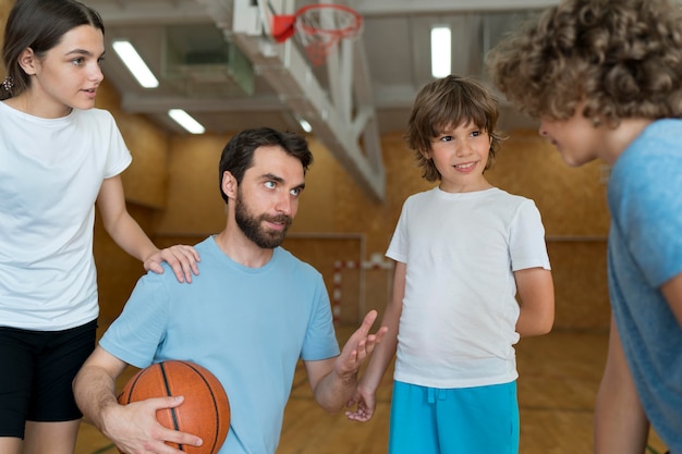 Primo piano bambini e insegnante che parlano