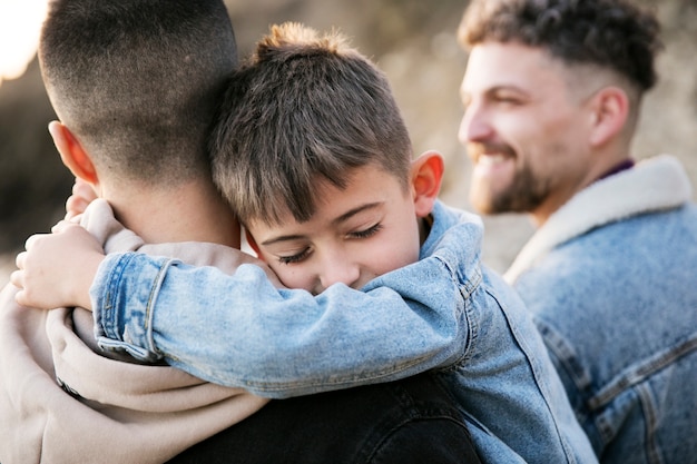 Primo piano bambino che abbraccia padre