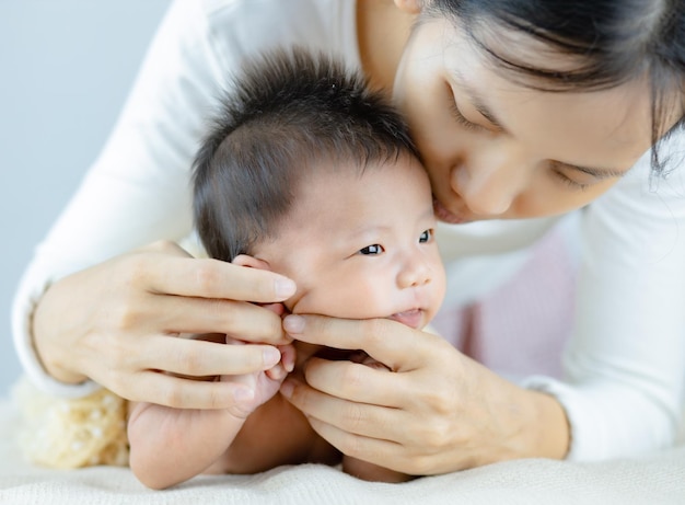 primo piano bambino sul letto con la madre