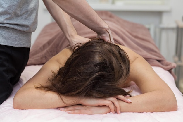 Primo piano bella donna con massaggio alla testa del collo profondo Vista dall'alto