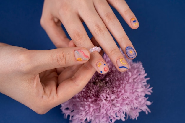 Primo piano bella manicure e fiore viola