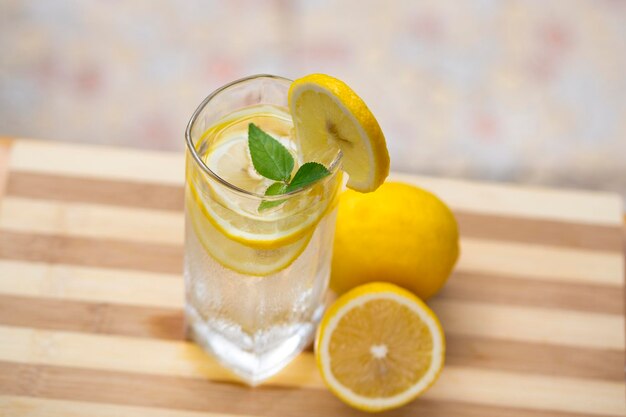 Primo piano bicchiere di limonata sul tavolo rosso