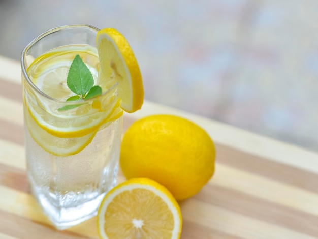 Primo piano bicchiere di limonata sul tavolo rosso