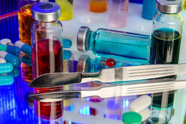Primo piano bottiglie da laboratorio con ricerca di medicina di laboratorio soluzione colorata