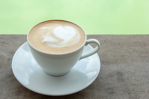 Primo piano caffè caldo sulla tavola di legno