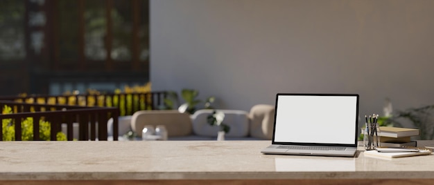 Primo piano Cancelleria mockup per laptop e copia spazio su balcone di casa sfocato sullo sfondo