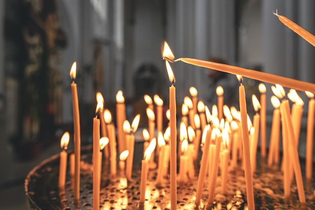 Primo piano candele nel tempio su uno sfondo sfocato