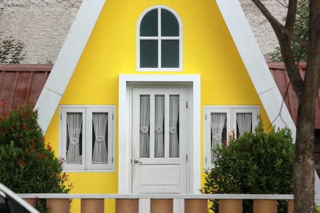 Primo piano casa triangolare o casa piramidale con il colore giallo dominante