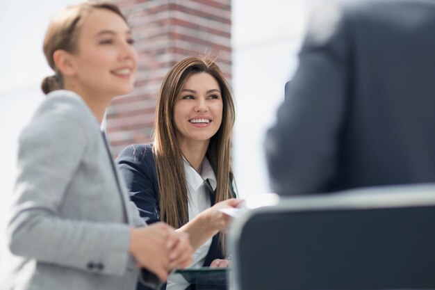 Primo piano colleghi di lavoro seduti al concetto Deskbusiness