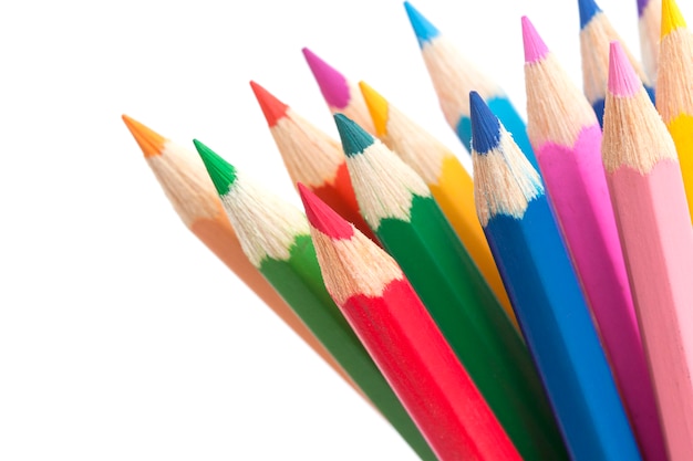 Primo piano colorato delle matite isolato su bianco