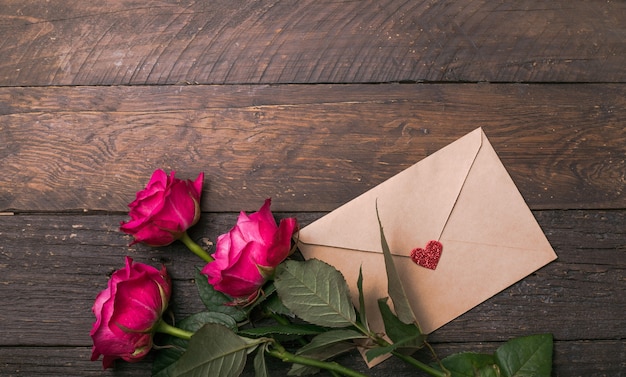 Primo piano, colpo a macroistruzione. Una rosa rosa in fiore. Sfondo di rose luminose naturali per San Valentino