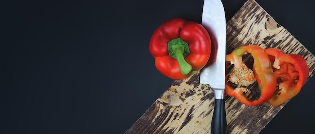 Primo piano coltello e pepe su tavola di legno Concetto per un'alimentazione sana Vista dall'alto Copia spazio