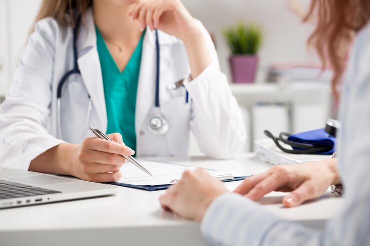 Primo piano consultantesi delle mani del paziente del medico