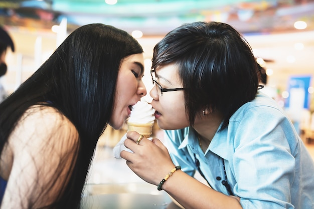 primo piano coppia lesbica condividono i loro gelatiLGBT Coppia lesbica ama i momenti di felicità