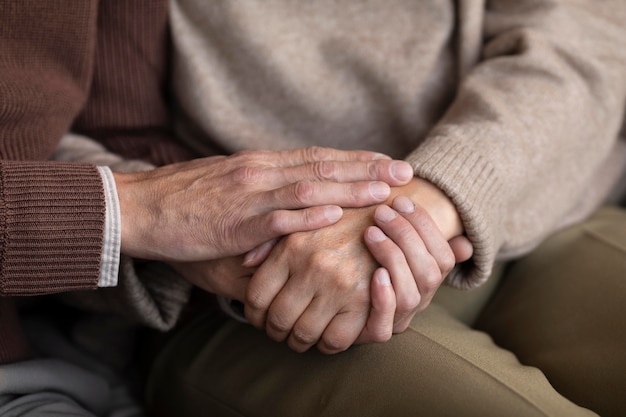 Primo piano coppia senior tenendosi per mano