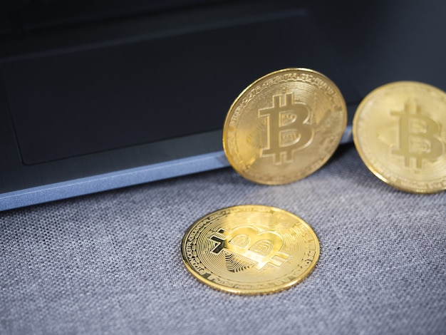 Primo piano cripto denaro digitale bitcoin oro sul computer portatile della tastiera