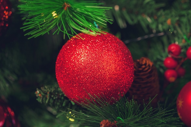 Primo piano decorato dell'albero di Natale.