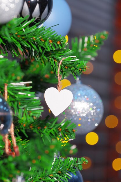 Primo piano decorato dell'albero di Natale.