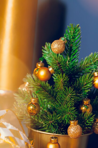 Primo piano decorato dell&#39;albero di Natale.