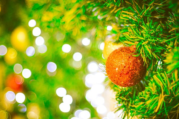 Primo piano decorazione palla di Natale rossa su sfondo bokeh Sfocatura colorata sfondo bokeh Natale sfondo