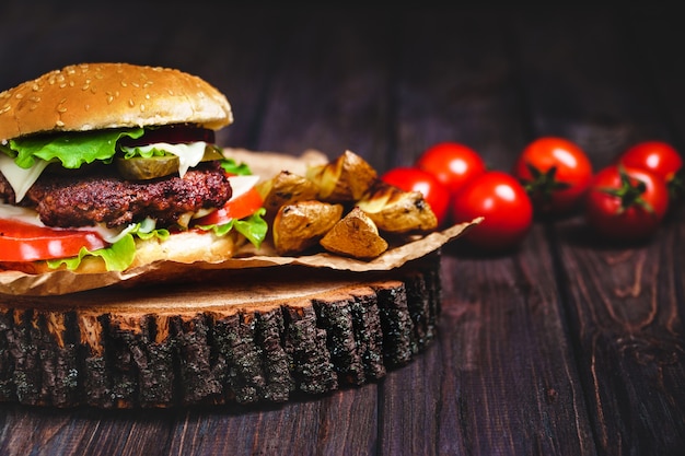 Primo piano degli hamburger di manzo fatti casa con lattuga e maionese