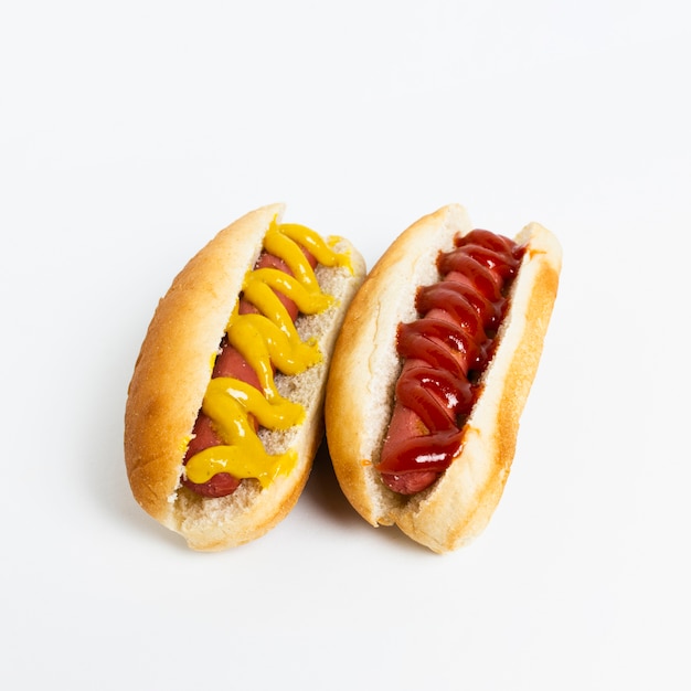 Primo piano degli hot dog sulla tavola bianca